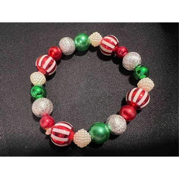 Red and Green Christmas Elastic Bracelet - Picture 2 of 3